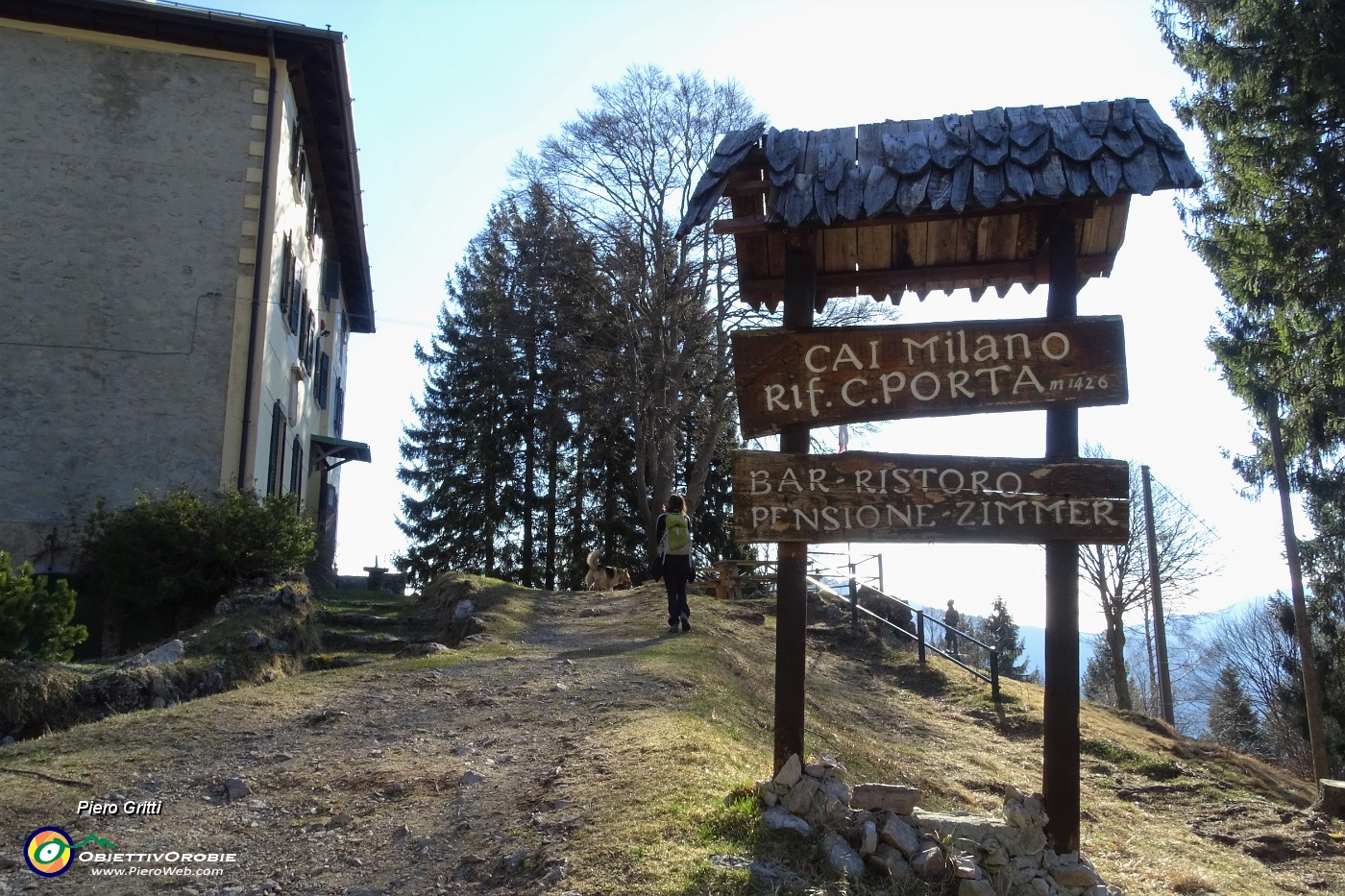 10 Alla partenza passaggio al Rif. Porta (1426 m).JPG